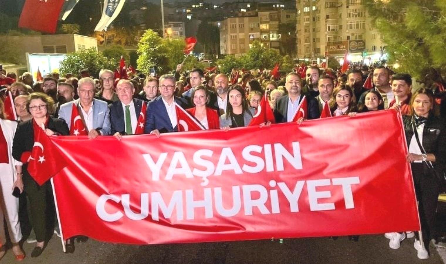 cumhuriyet-korteji-coskuyla-gerceklesti-eY7jVGYl.jpg