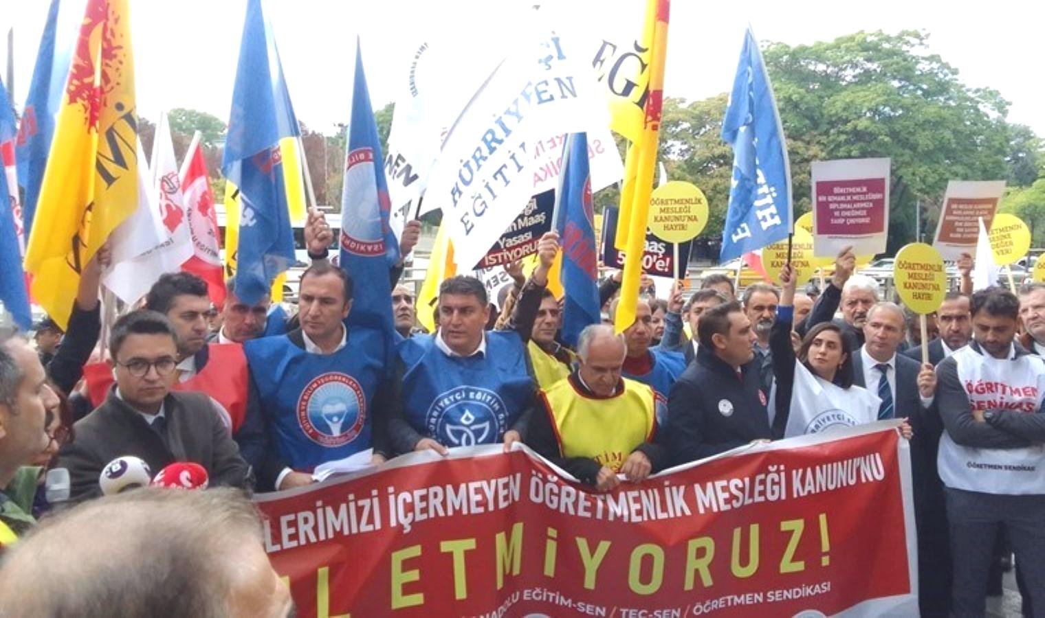 egitimde-ogretmenler-ve-yeni-kanun-elestirileri-mYjdxYXF.jpg