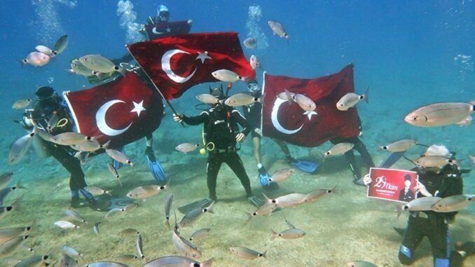 fethiyede-dalgiclardan-cumhuriyet-bayrami-kutlamasi-X9xsHJa8.jpg