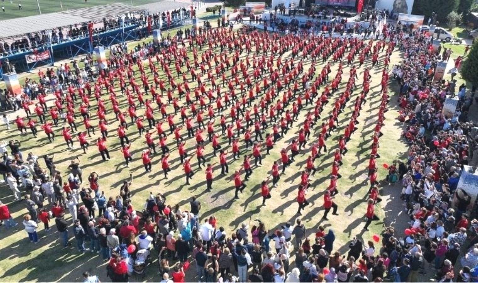 gaziemirde-29-ekim-cumhuriyet-bayrami-coskusu-Kg5i6D2H.jpg