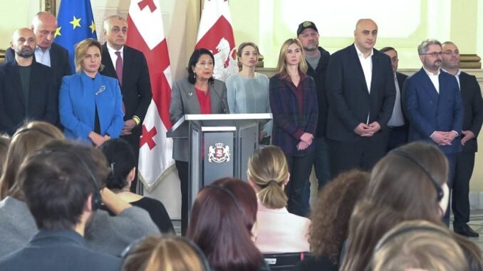 gurcu-cumhurbaskani-itiraz-edilen-secimi-kazanan-iktidar-partisi-sonrasi-protesto-cagrisinda-bulundu-CcJCPewi.jpg