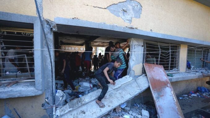israilin-yerinden-edilmis-gazelileri-barindiran-okula-duzenledigi-saldirida-27-kisi-hayatini-kaybetti-pNhir3ka.jpg