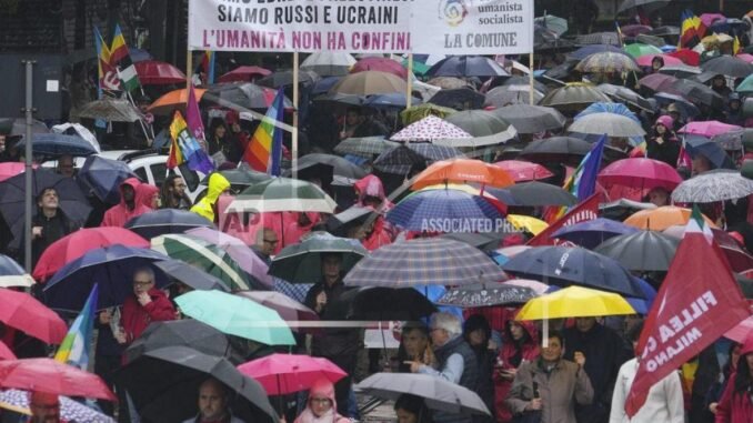 italyanin-sehirlerinde-on-binlerce-gosterici-gazze-ve-ukraynada-baris-cagrisi-yaparak-yuruyus-duzenledi-klHmc1ZU.jpg