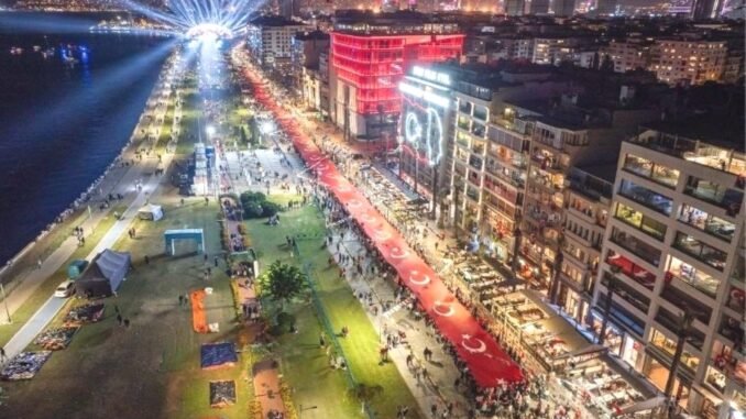izmirde-29-ekim-cumhuriyet-bayrami-coskusu-P9DNKuYc.jpg