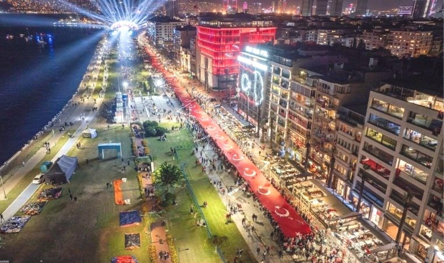 izmirde-29-ekim-cumhuriyet-bayrami-coskusu-P9DNKuYc.jpg