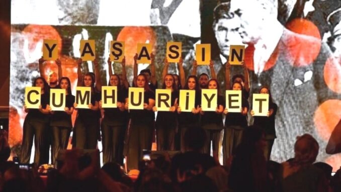 izmirde-cumhuriyet-bayrami-coskusu-ve-etkinlikleri-EaulH5Mj.jpg
