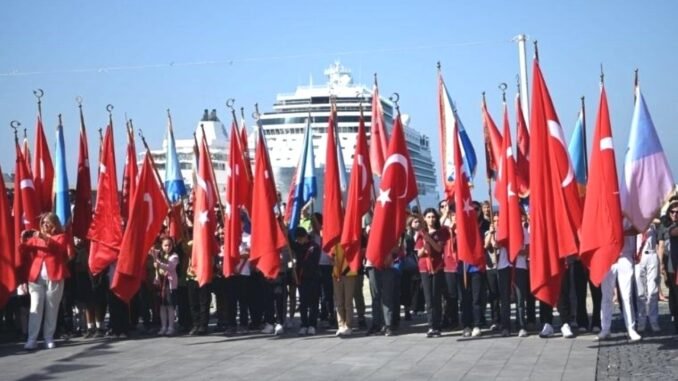 kusadasinda-29-ekim-cumhuriyet-bayrami-coskuyla-kutlandi-lka6EVWj.jpg