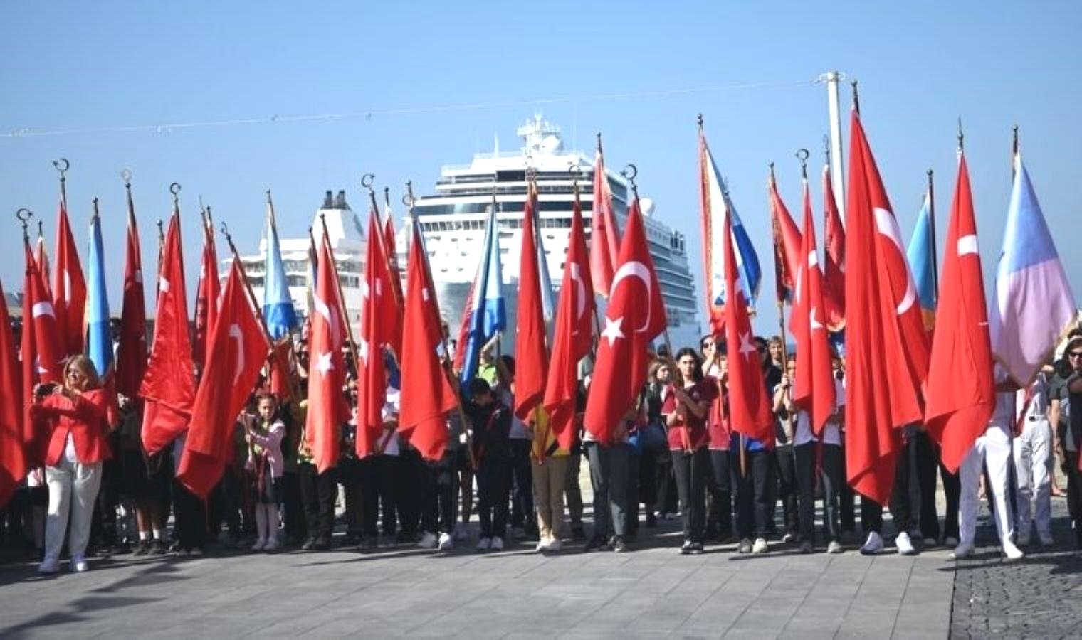 kusadasinda-29-ekim-cumhuriyet-bayrami-coskuyla-kutlandi-lka6EVWj.jpg