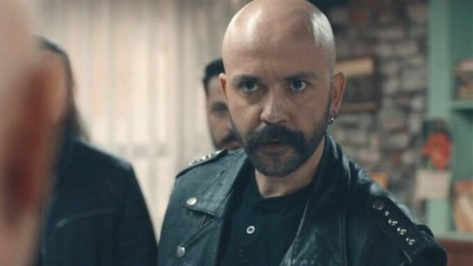 sarp-akkaya-turk-oyuncu-ve-tiyatrocu-HrBhX5dX.jpg
