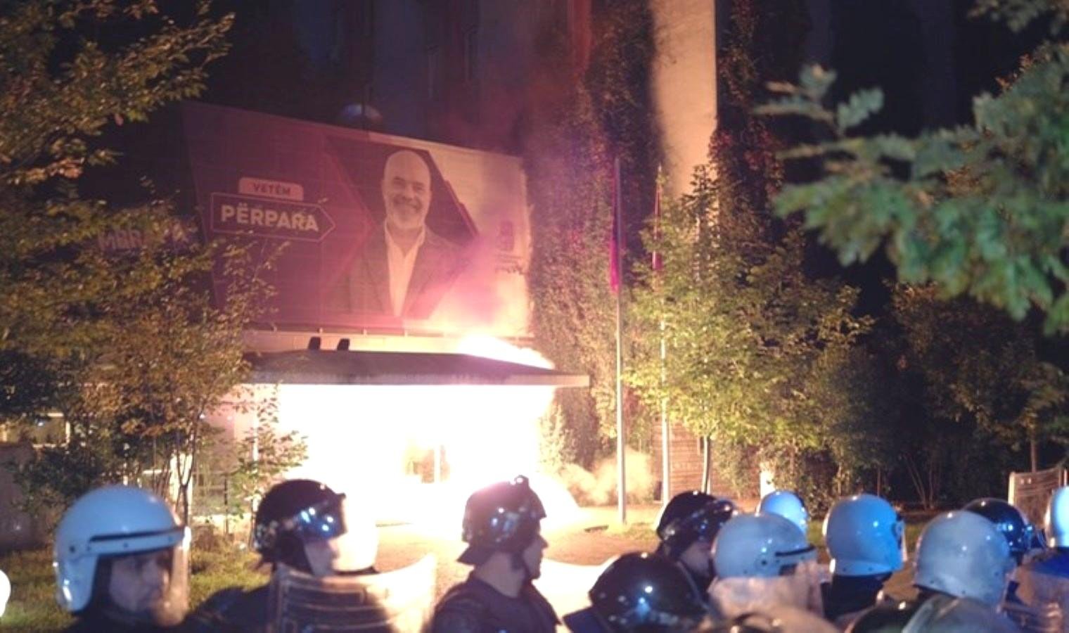 tiranda-protestolar-tirmandi-basbakanlik-onunde-gosteri-PZc9Ul89.jpg tiranda-protestolar-tirmandi-basbakanlik-onunde-gosteri-PZc9Ul89.jpg
