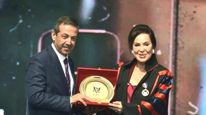 turkan-soraya-girne-amerikan-universitesinden-fahri-doktora-unvani-XqtVMLCb.jpg