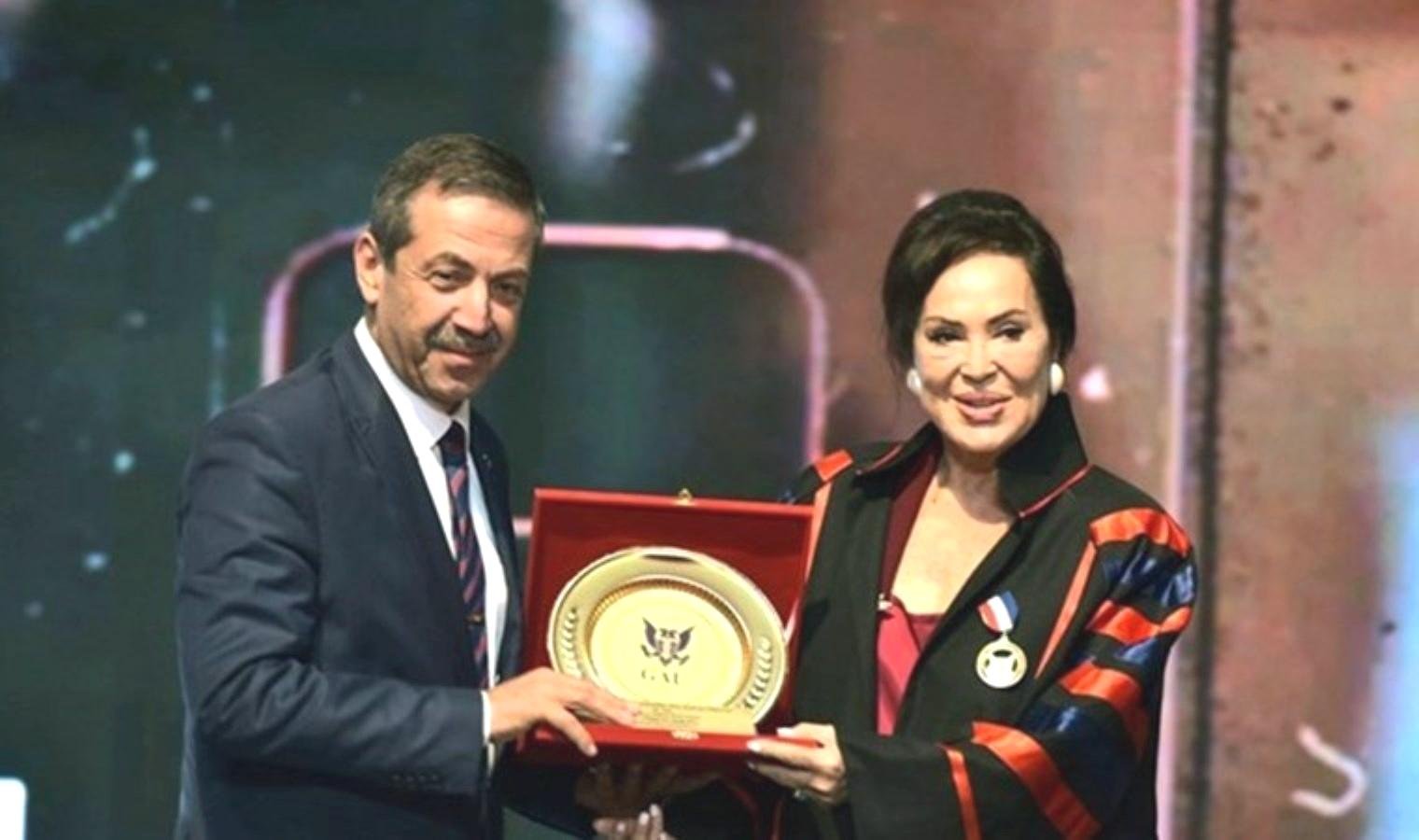 turkan-soraya-girne-amerikan-universitesinden-fahri-doktora-unvani-XqtVMLCb.jpg