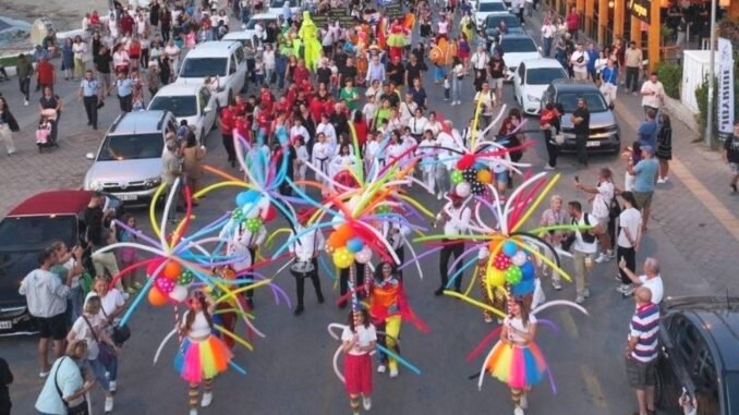 uluslararasi-kusadasi-sokak-festivali-2023-basladi-ZfuHDF49.jpg