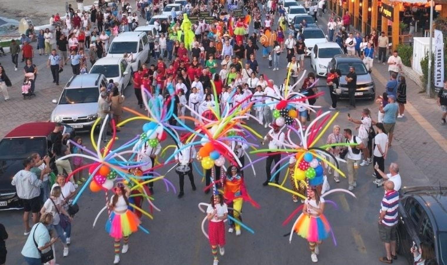 uluslararasi-kusadasi-sokak-festivali-2023-basladi-ZfuHDF49.jpg