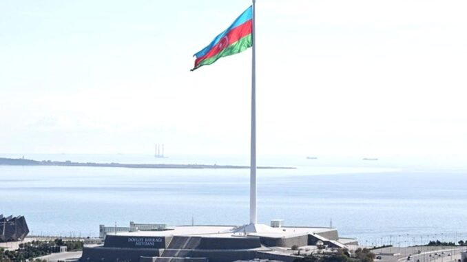 azerbaycanin-bayrak-meydanindaki-dev-bayrak-LVuUb5wF.jpg