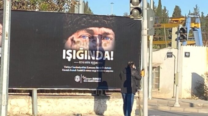 bucada-ataturk-billboardlarina-yapilan-saldiriya-tepkiler-Va4ItM9a.jpg
