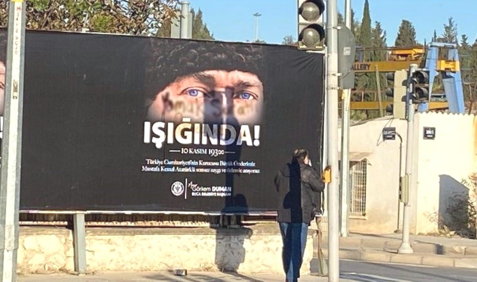 bucada-ataturk-billboardlarina-yapilan-saldiriya-tepkiler-Va4ItM9a.jpg