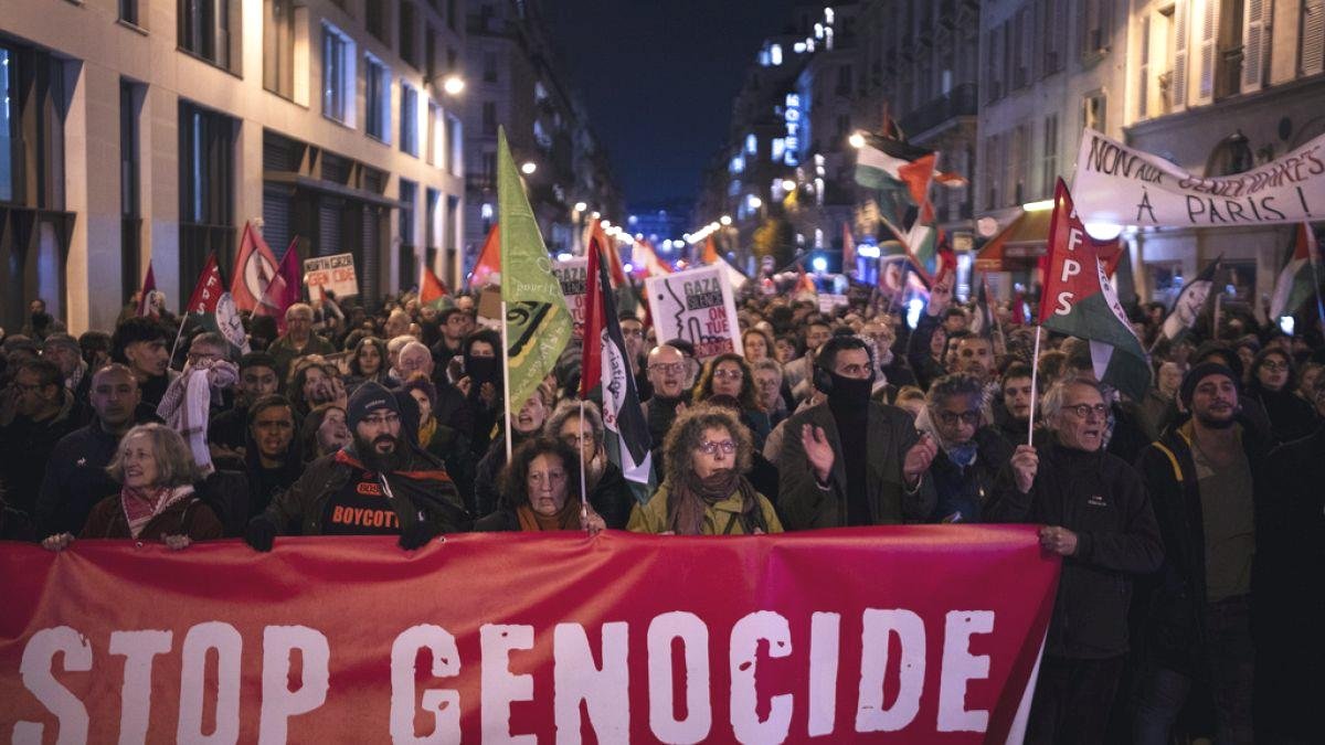 fransa-israil-arasinda-gerilimli-futbol-maci-oncesinde-pariste-binlerce-protestocu-yurudu-3GYflb1b.jpg