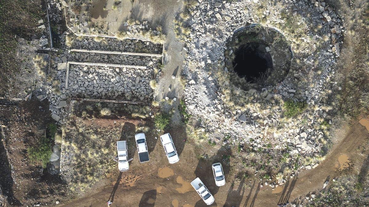 guney-afrikali-polis-onlari-dumanla-cikarmak-icin-kacak-madencilere-ihtiyaclari-olan-malzemeleri-kesiyor-eRwgDlhS.jpg guney-afrikali-polis-onlari-dumanla-cikarmak-icin-kacak-madencilere-ihtiyaclari-olan-malzemeleri-kesiyor-eRwgDlhS.jpg