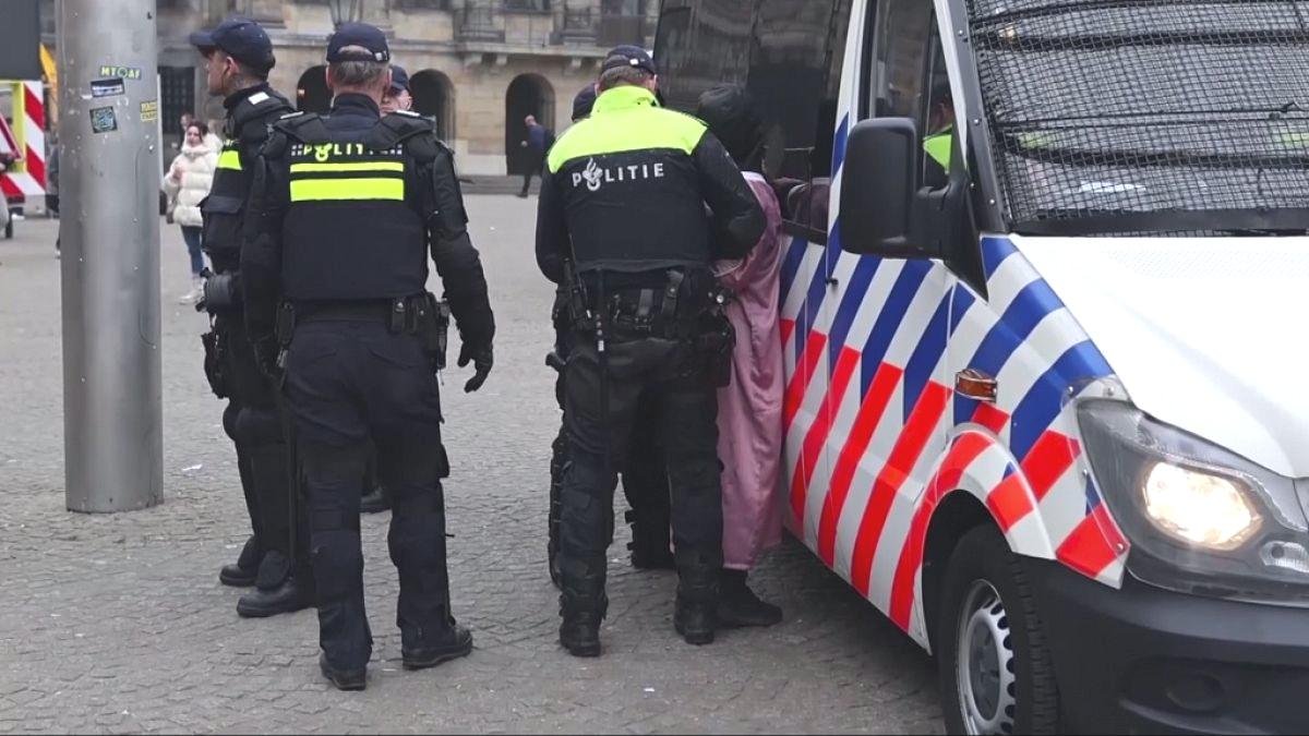 hollandanin-amsterdam-kentinde-yasaklanan-gosterilerin-ardindan-polis-onlarca-kisiyi-gozaltina-aldi-6Y5yyvPs.jpg hollandanin-amsterdam-kentinde-yasaklanan-gosterilerin-ardindan-polis-onlarca-kisiyi-gozaltina-aldi-6Y5yyvPs.jpg