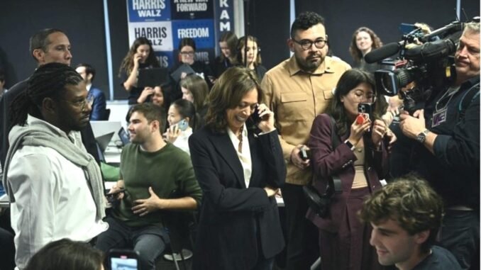 kamala-harris-secim-destek-telefonlariyla-oy-kullanma-cagrisinda-bulundu-3CbvjQht.jpg