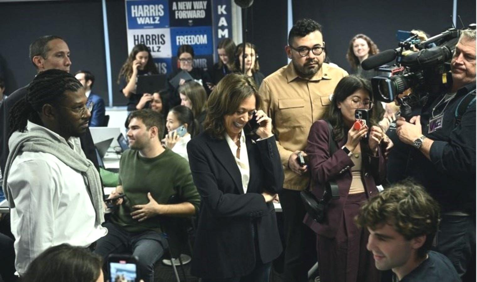 kamala-harris-secim-destek-telefonlariyla-oy-kullanma-cagrisinda-bulundu-3CbvjQht.jpg