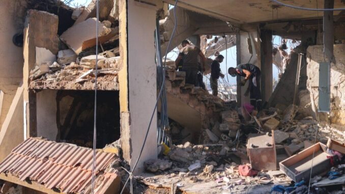 kurtarma-ekipleri-israil-ve-hizbullahin-ates-acarken-bir-apartman-binasindan-30-ceset-cikardi-BWzi1OaC.jpg