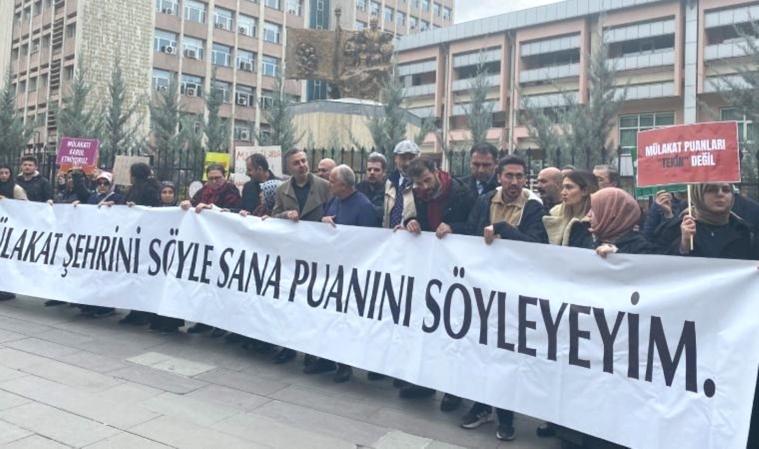 ogretmen-adaylarinin-mulakat-magduriyeti-protestosu-UrEuHA3z.jpg ogretmen-adaylarinin-mulakat-magduriyeti-protestosu-UrEuHA3z.jpg