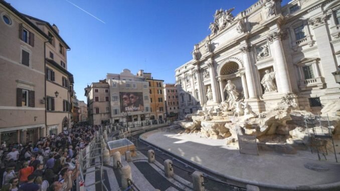 romada-trevi-cesmesinden-turistleri-uzak-tutmak-icin-bir-yuruyus-yolu-acildi-e6QxqULK.jpg