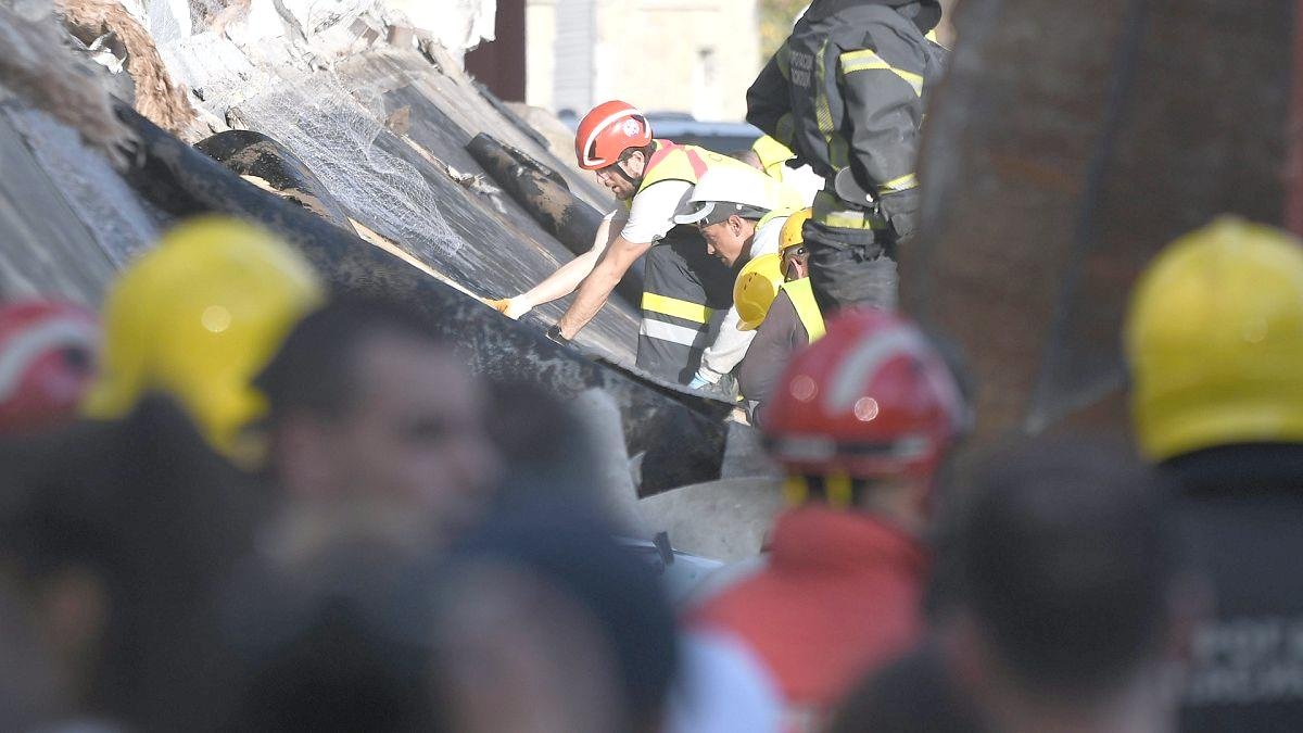 sirbistandaki-demiryolu-istasyonunda-cati-cokmesi-en-az-sekiz-kisiyi-oldurdu-1weKlyOj.jpg sirbistandaki-demiryolu-istasyonunda-cati-cokmesi-en-az-sekiz-kisiyi-oldurdu-1weKlyOj.jpg