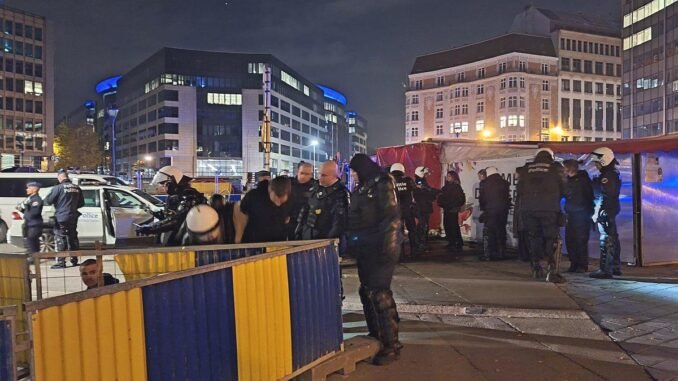 yuzlerce-kisi-asiri-sagci-fransiz-politikaci-jordan-bardellanin-bruksele-gelisi-icin-protesto-duzenledi-MAg9mLeM.jpg