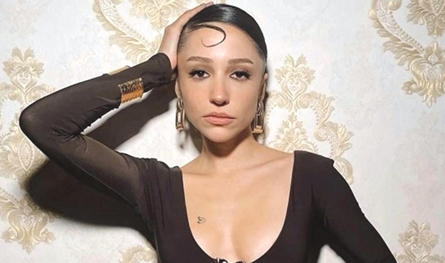 zeynep-bastik-en-seksi-turk-kadini-secildi-KpRuvrP2.jpg