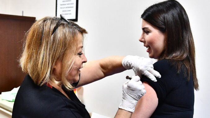 İzmir’de Kadınlar İçin HPV Aşısı Uygulaması Başladı
