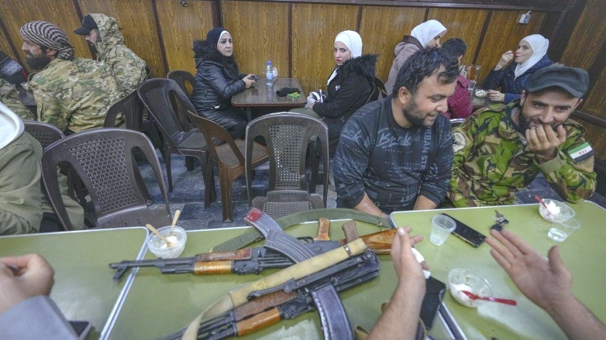 sam-suriyedeki-isyancilar-kontrolu-ele-gecirdikten-bir-hafta-sonra-sasirtici-derecede-sakin-Dn8DzWEr.jpg