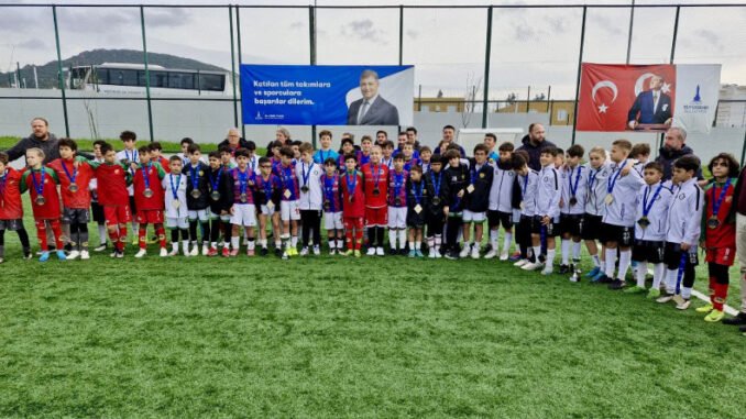İzmir’de U-12 Cumhuriyet Kupası’nda Dostluk Kazandı