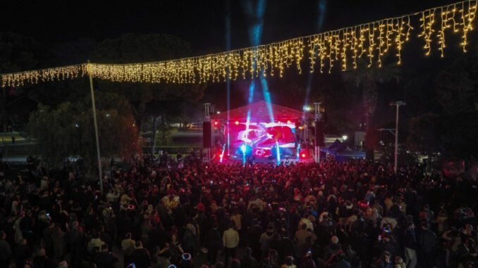 İzmir’de Yeni Yılın İlk Şarkısı 'İzmir Marşı' Oldu