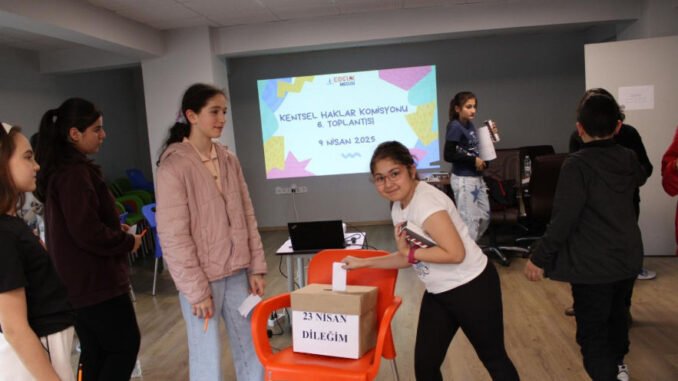İzmirli Çocuklar Kent Yönetiminde Söz Sahibi Olmanın Mutluluğunu Yaşıyor