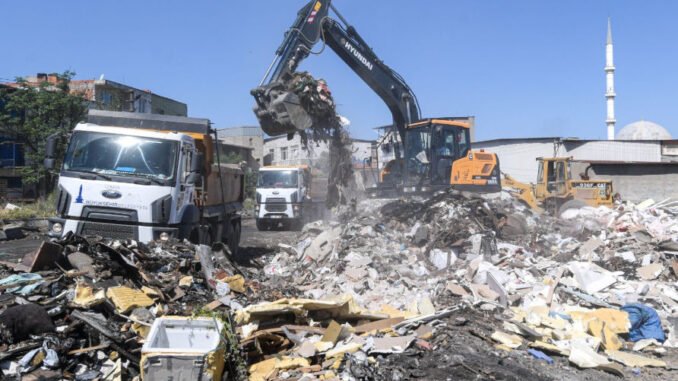 Buca'da Bin 100 Ton Çöp Temizlendi