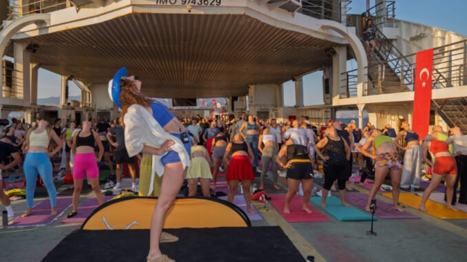 İzmir’de Feribotta Yoga Keyfi