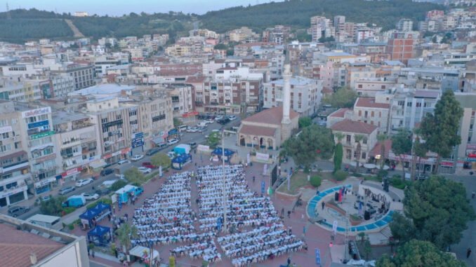 Aliağa’nın Simgesi Demokrasi Meydanı Yenileniyor