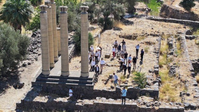 Başkan Tugay’dan Smyrna Höyüğü Kazılarına Ziyaret