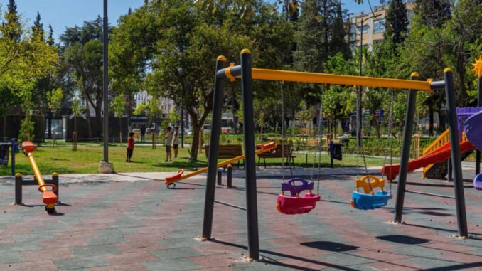 Buca’da Fırat Yılmaz Çakıroğlu Parkı Baştan Aşağı Yenilendi