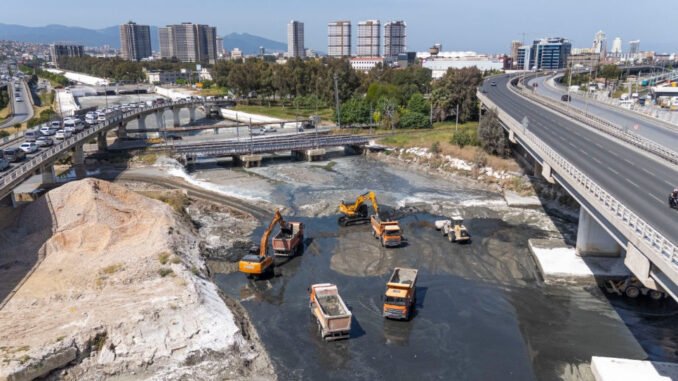 İZSU’dan Meles ve Manda Derelerine Temizlik Mesaisi