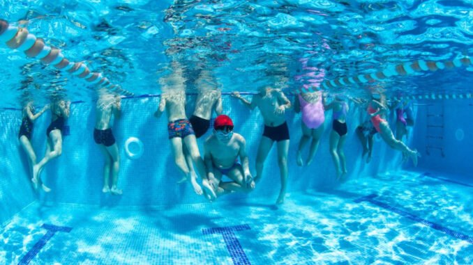 İzmir Marina’dan Çocuklara Yelken ve Yüzme Eğitimi