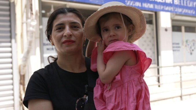 İzmir’de Annelere Toplu Ulaşım Desteği Sürüyor