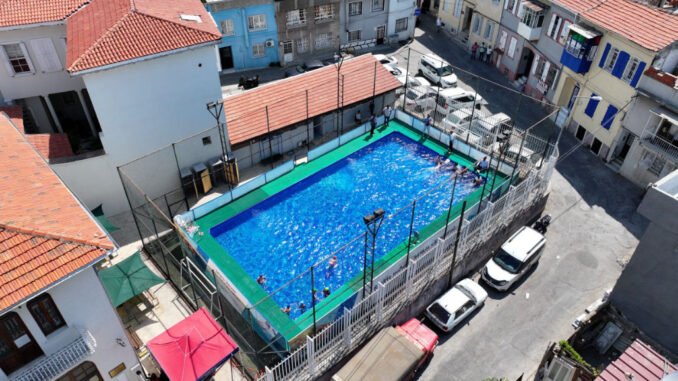 İzmir’de Mahallelere Portatif Havuz Keyfi