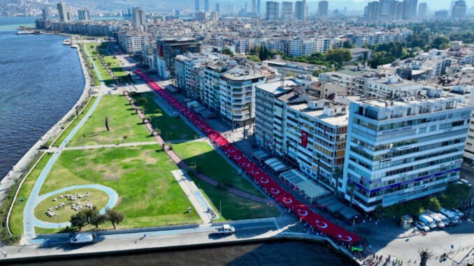 İzmir’in Kurtuluşunun 103. Yılı Zafer Yürüyüşü ile Kutlandı