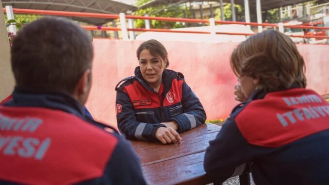 Depremde Oğlunu Yitiren Anne, Başkalarının Hayatını Kurtarmaya Çalışıyor - Merhaba İzmir