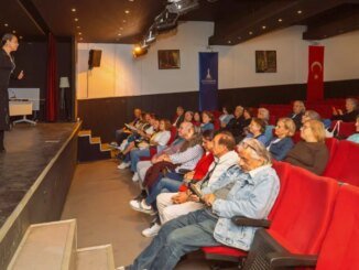İzmir 3. Yaş Üniversitesi’nde Mezuniyet Coşkusu - Merhaba İzmir