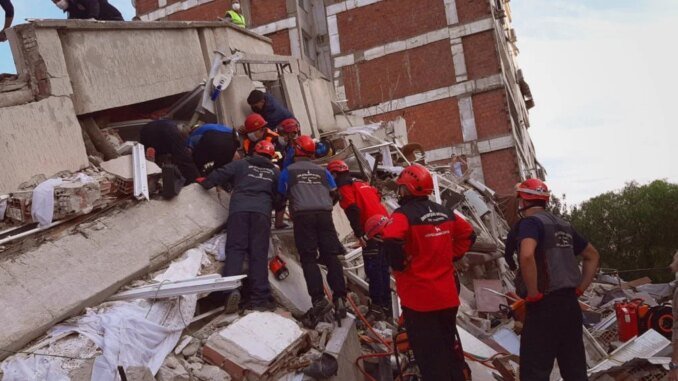 İzmir Depreminde Hayat Kurtaran İtfaiyeciler O Anları Unutamıyor - Merhaba İzmir